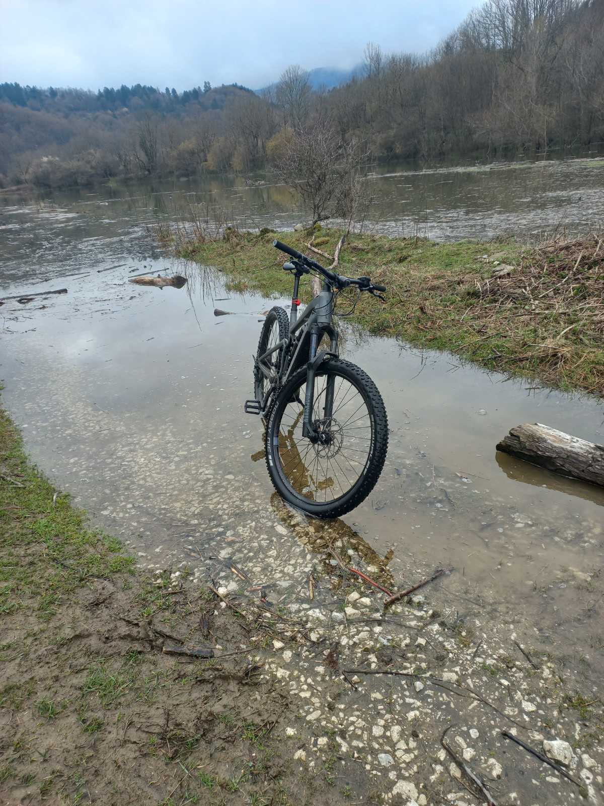 E-bike до река след дъжд